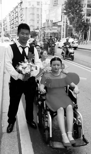 15辆轮椅组成特殊车队 她的婚礼引来近20万网友点赞