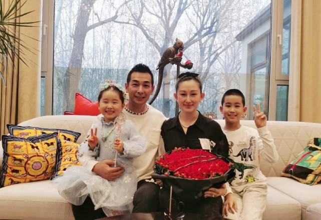 岁数|赵文卓一家好幸福,老婆张丹露气质高级,岁数一大熟女韵味更强