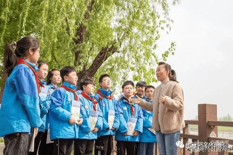 4月1日,大运河文化读本进课堂在邳州市运河小学启动发放仪式.