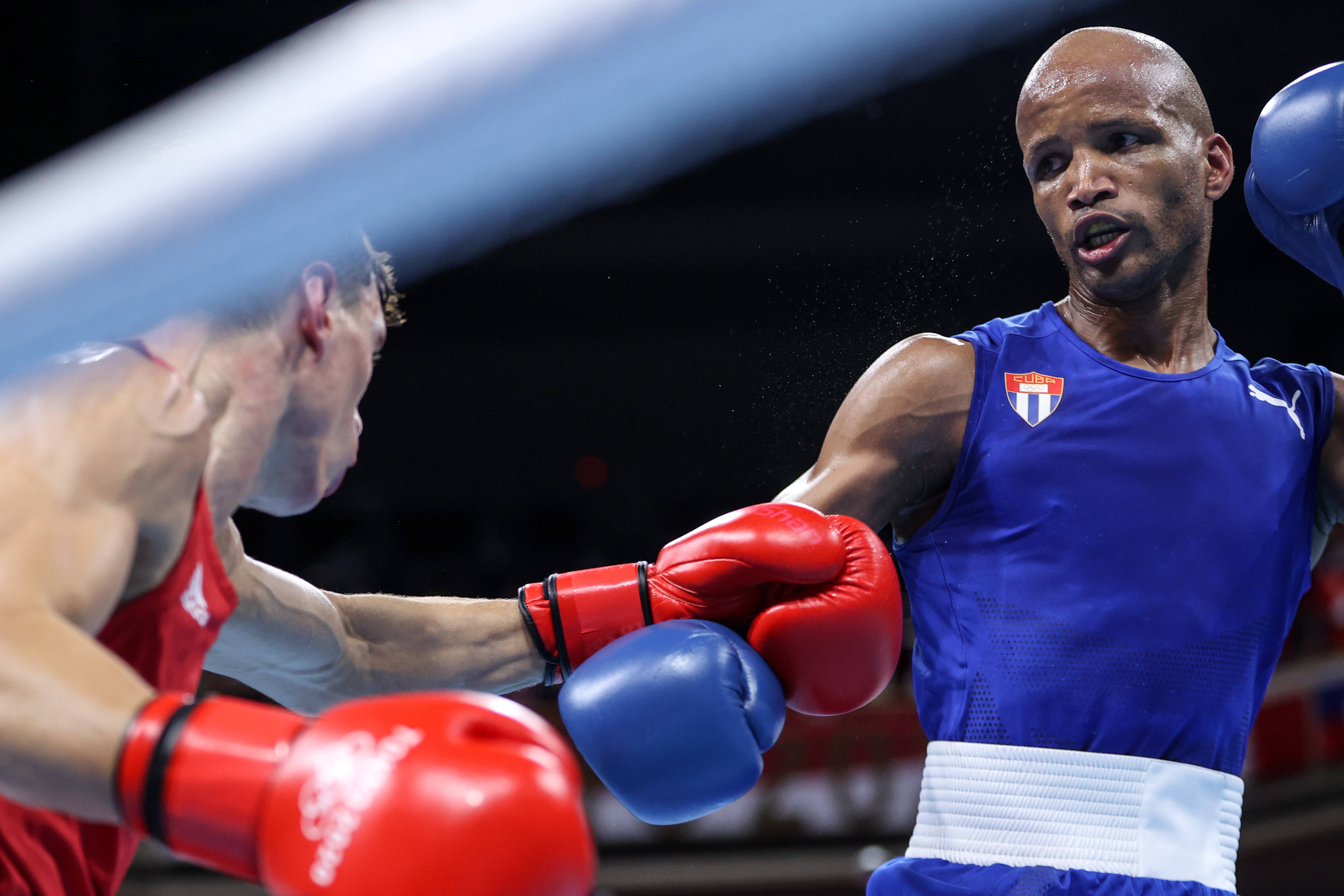拳击——男子63-69公斤级决赛:古巴选手伊格莱西亚斯夺冠_麦考马克