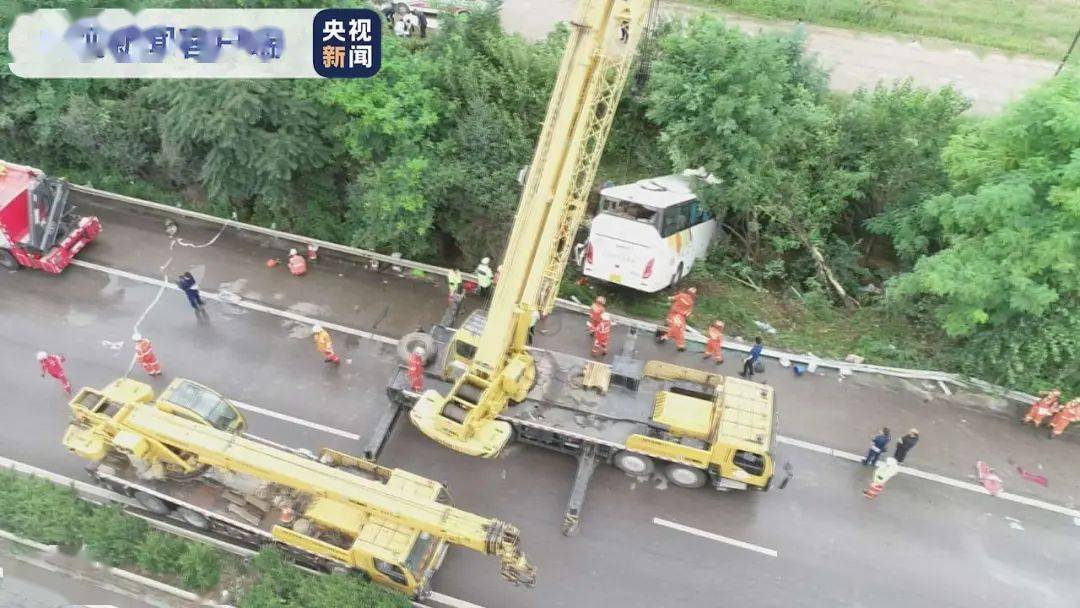 甘肃平凉市境内青兰高速1487km处 发生一起道路交通事故 一辆载63人的