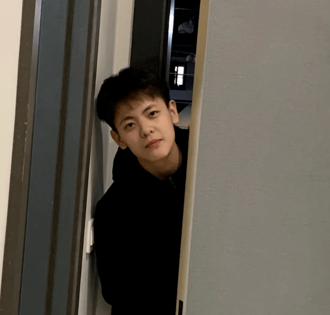 不过除了短发帅气,实际上, 长发的杨舒予,更是美女一枚.