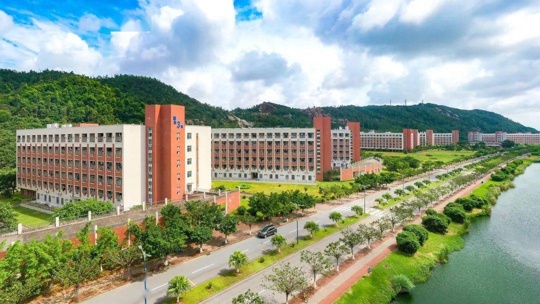 吉林大学珠海学院更名后继续实现高分满档!填报的考生