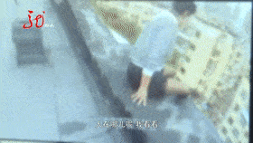 分散她一下注意力,她往下瞅了一下,我们姜警官立马一个箭步冲上去