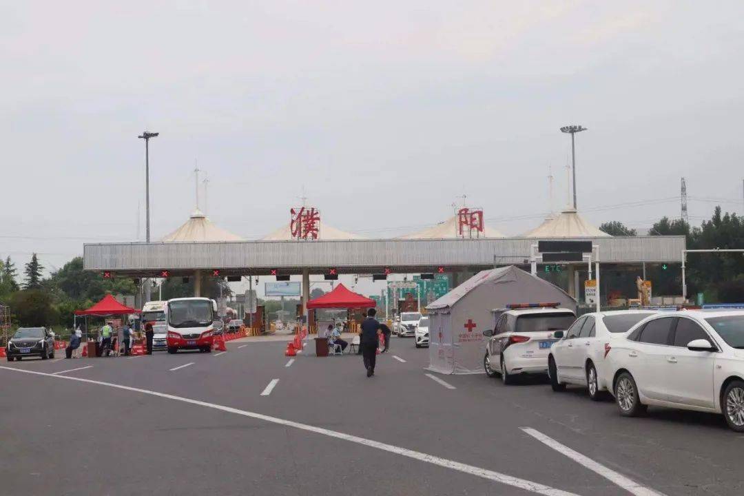 中原西路濮鹤高速濮阳站出入口处是我市"外防输入"的前沿阵地,其管控