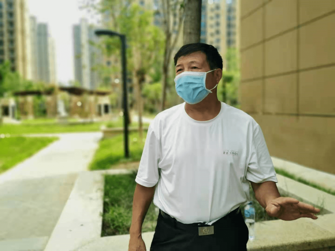 进入小区,记者遇到了63岁的曹明玉大爷,此时的他正在