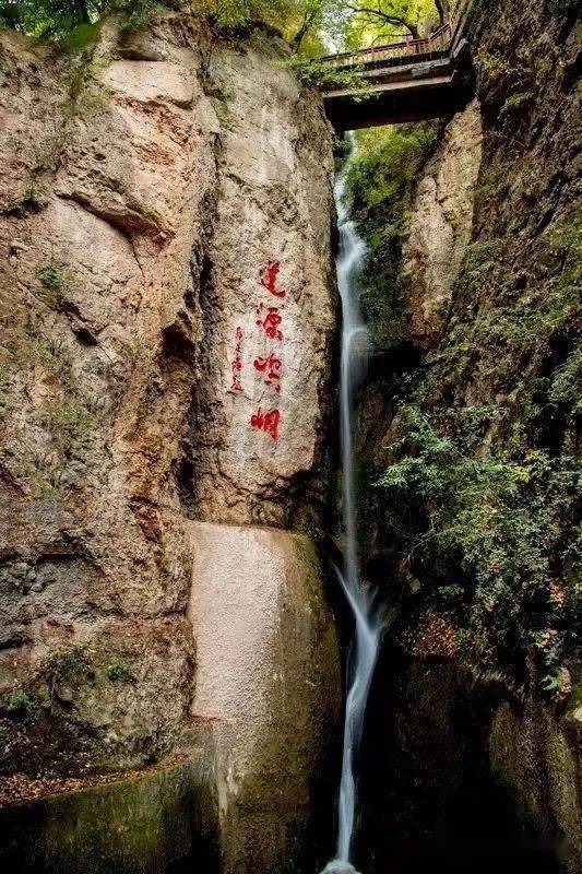 如缥缈仙境 在这里的每个景点 都有自己独一无二的美 在崆峒山里 无论