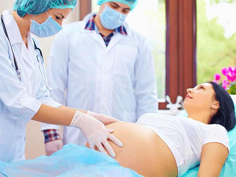 产妇顺产已经能看见小孩子头了,医生一直等,这符合操作规程吗？