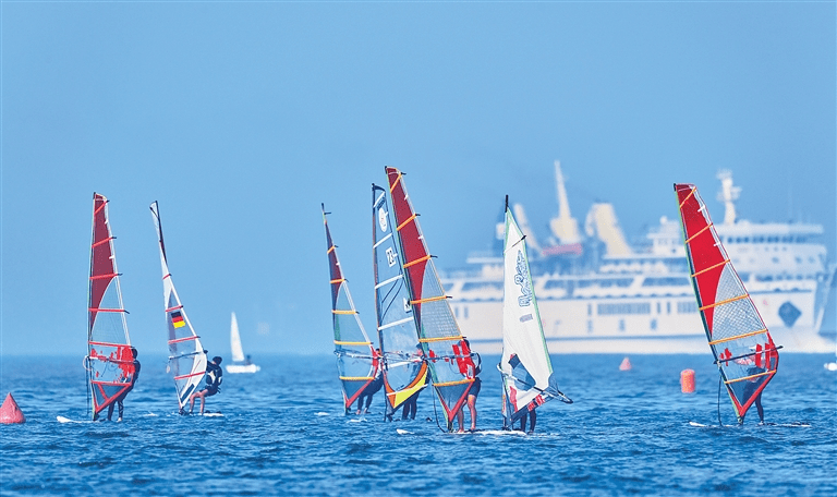 中国帆船帆板队海口西海岸冬训. 图源:海南日报