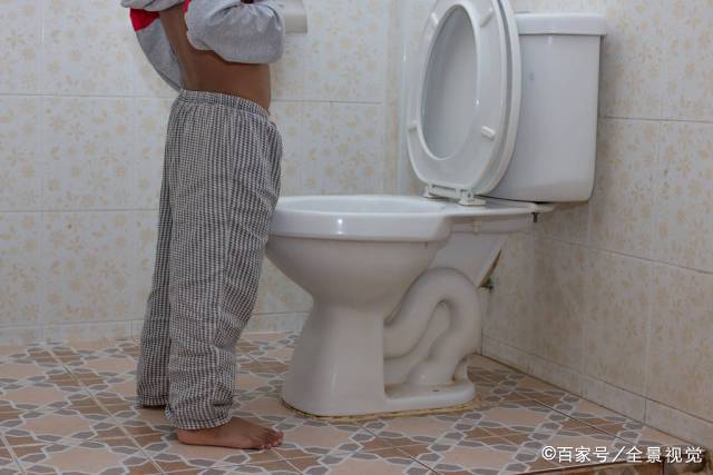 进行|孩子在幼儿园不上厕所，妈妈看到娃脱下的裤子：后悔这样教育孩子