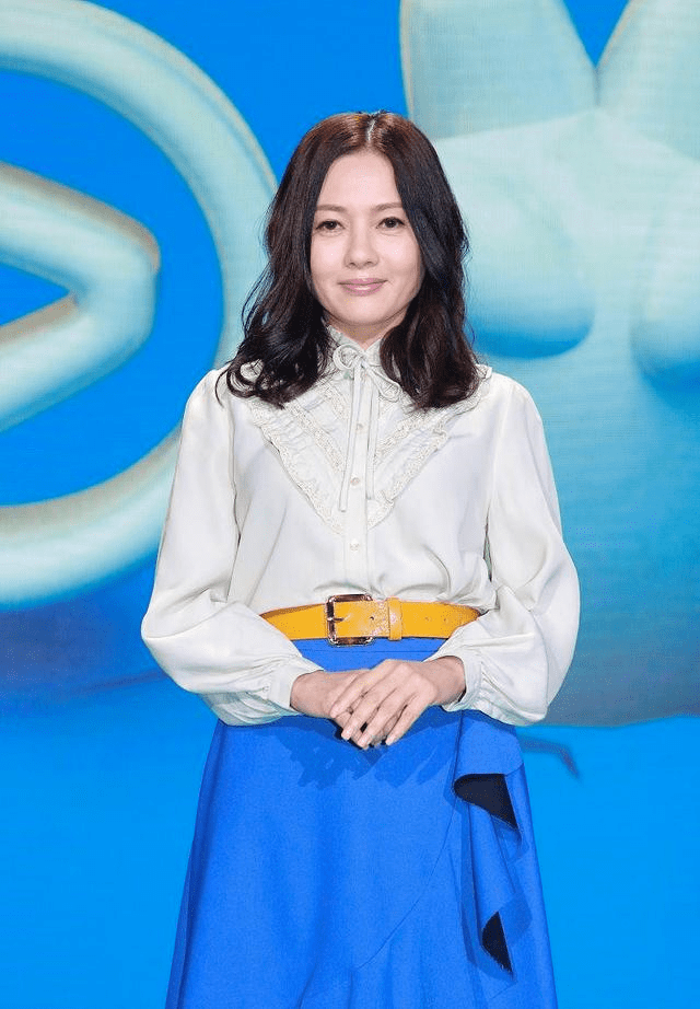 李丽珍|李丽珍又美出圈了,穿斜肩连衣裙妩媚动人,55岁依然风韵犹存