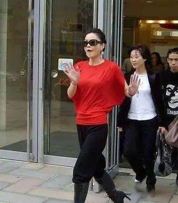 王菲的生活照流出,网友:这些年霆锋是咋过来的?_谢霆锋