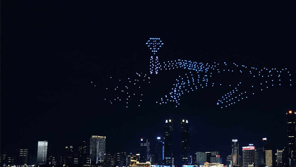 无人机上演"七夕"浪漫大片点亮城市夜空