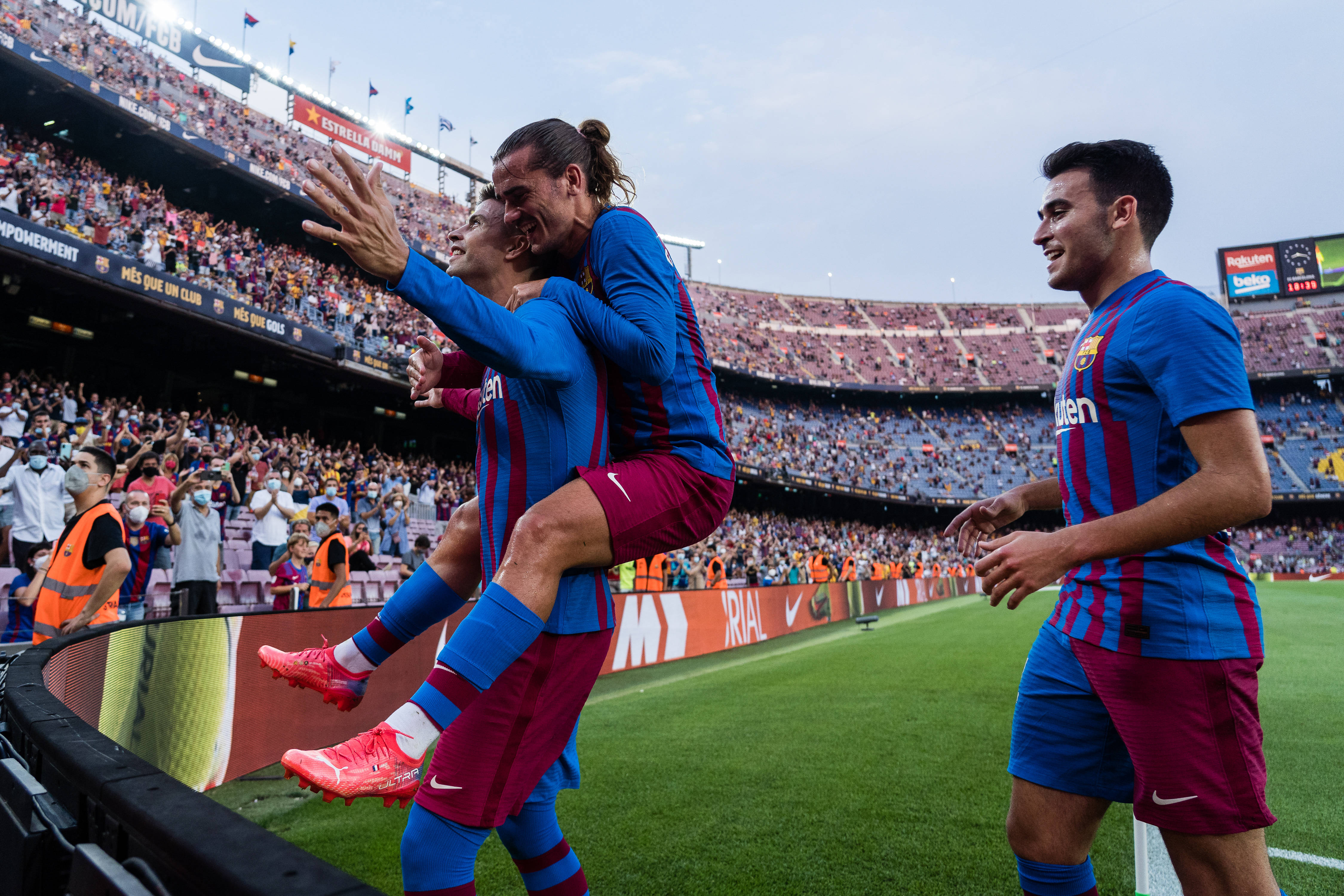 8月15日,巴塞罗那队球员罗贝托(左)在比赛中庆祝进球.