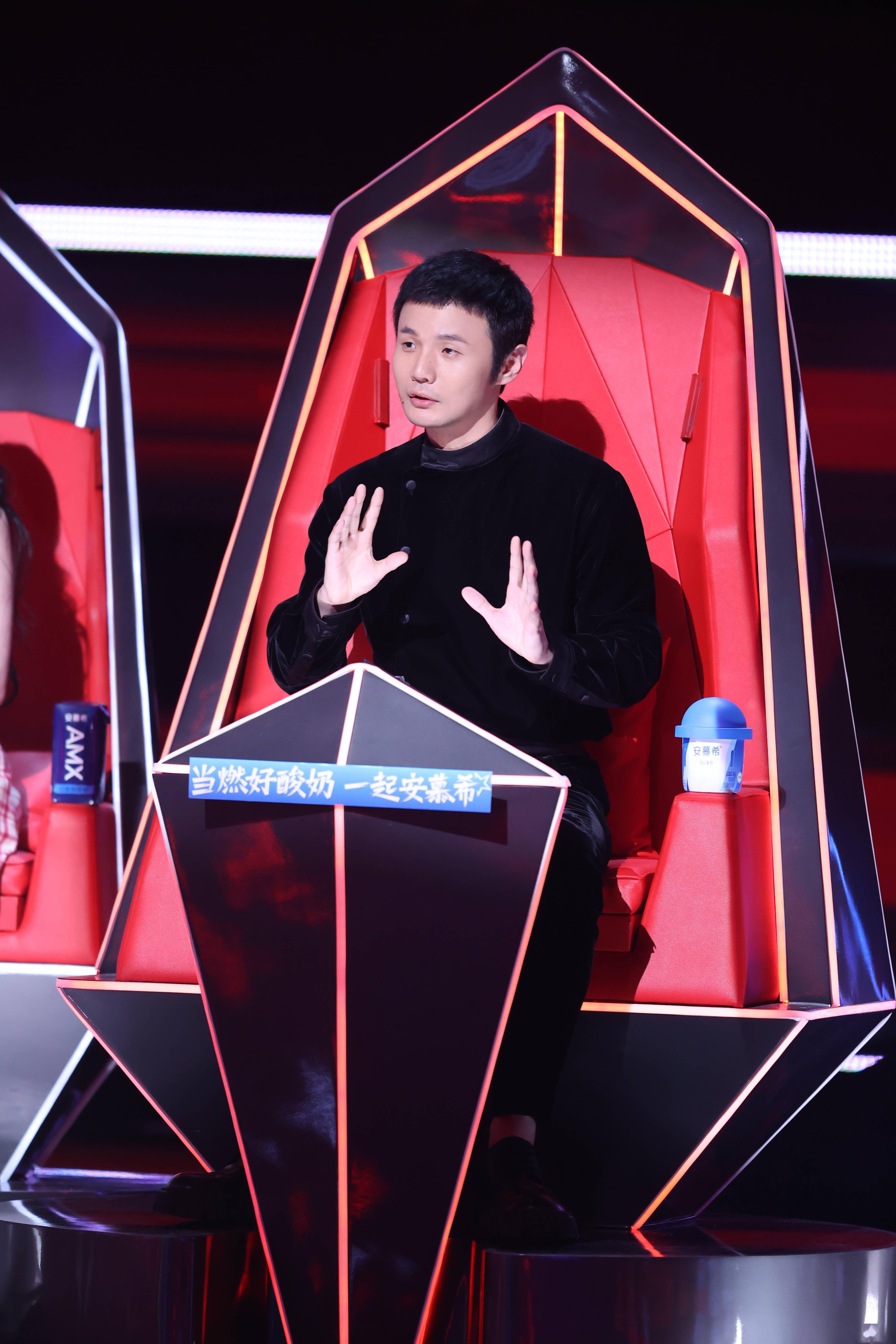 《2021中国好声音》董书含温暖声线治愈舞台 时尚二度