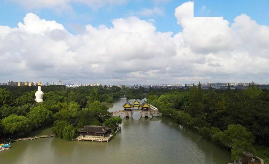 的气息已扑面而来,扬州迎来晴好天气,瘦西湖风景区在蓝天白云的映衬下