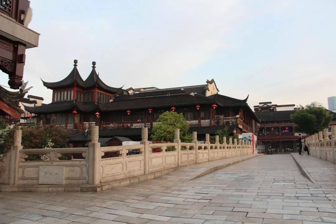 南京夫子庙曾是人才荟萃之地,古往今来,无数文人墨客流连于此,留下