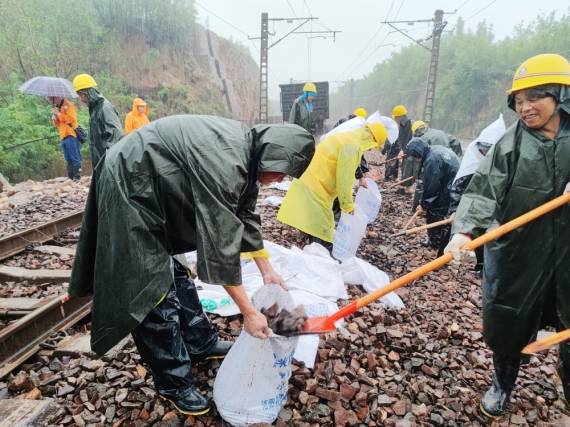 7月20日,铁路工人在陇海线下行巩义至巩义东区段填装道砟.