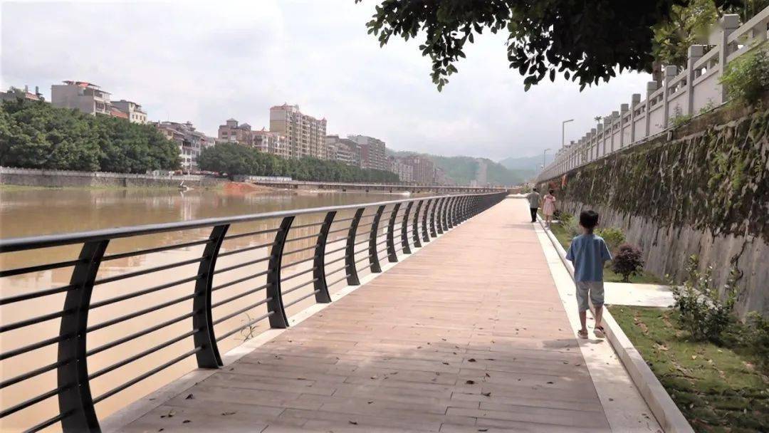 我为群众办实事|新丰江县城段南岸亲水步道启用 市民新增休闲好去处