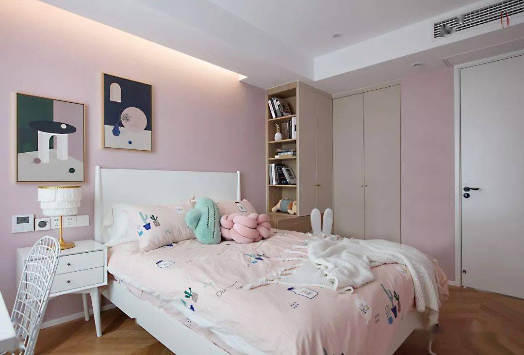 女孩房整体以粉色为基调,搭配白色床品和拼色窗帘,专属少女的气息