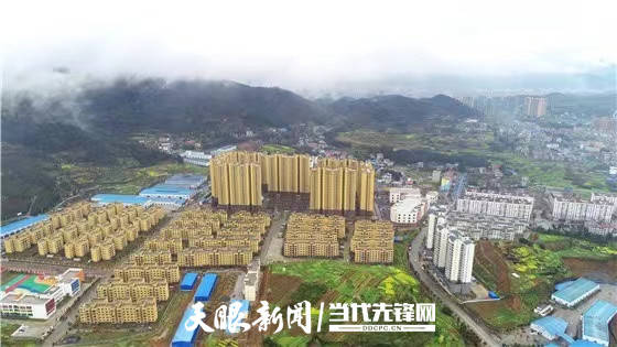 天柱县联山街道易地扶贫搬迁安置点同时,还积极引进企业,打造品牌