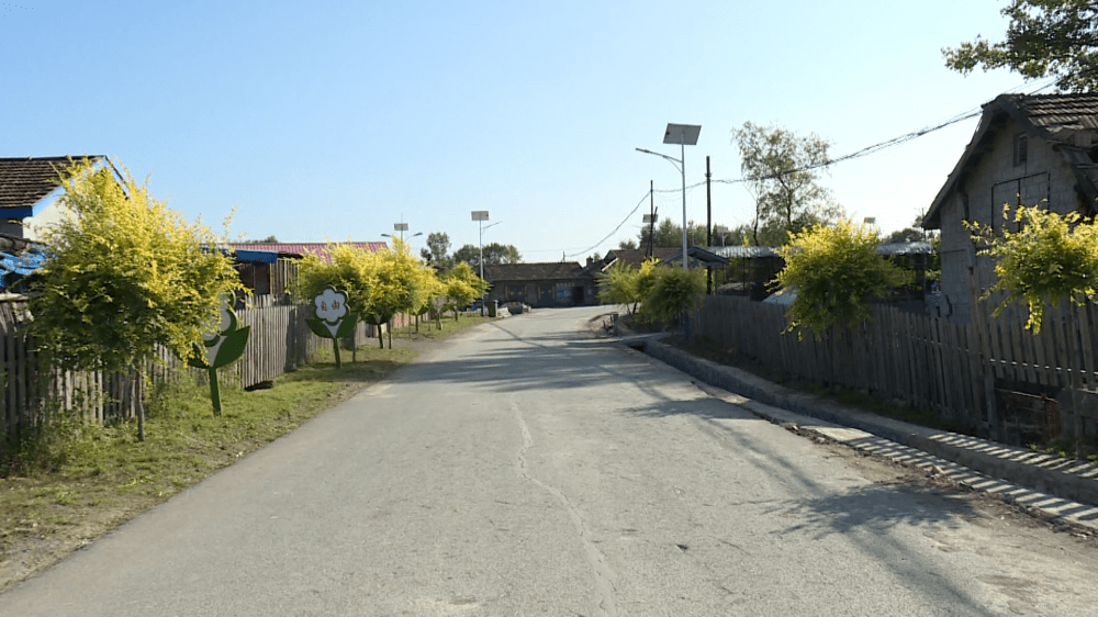 在松江村,王福源实地察看了村屯道路围墙边沟建设,村民房前屋后及庭院