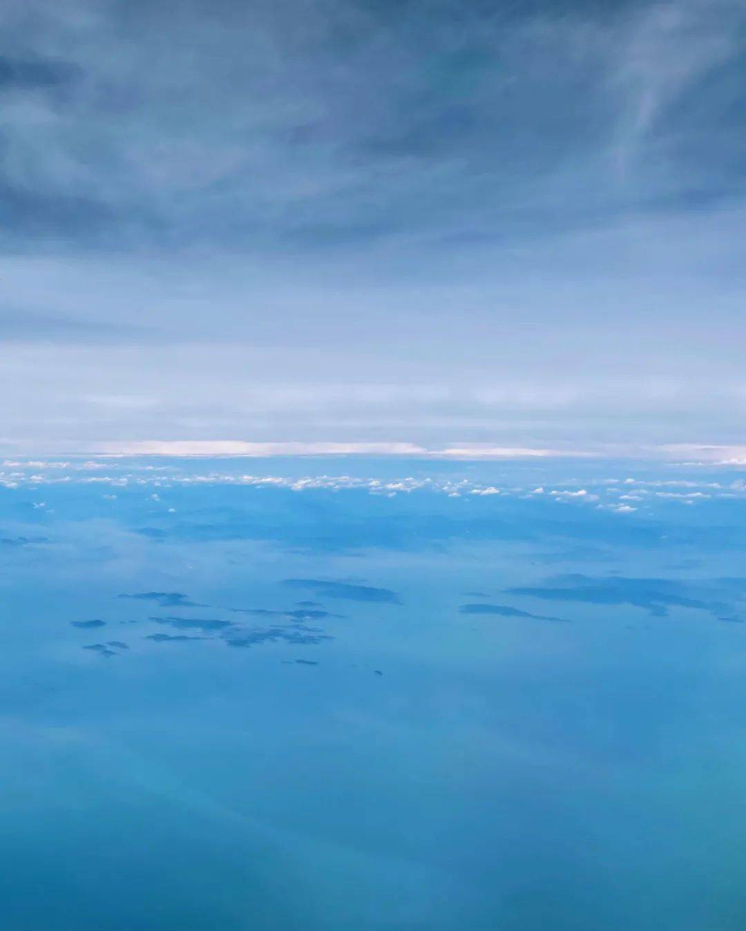 晴空蓝能让人联想起八月里秋高气爽,天空的清爽蓝色.