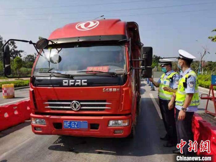 广西崇左市交警正在检查大货车. 警方供图