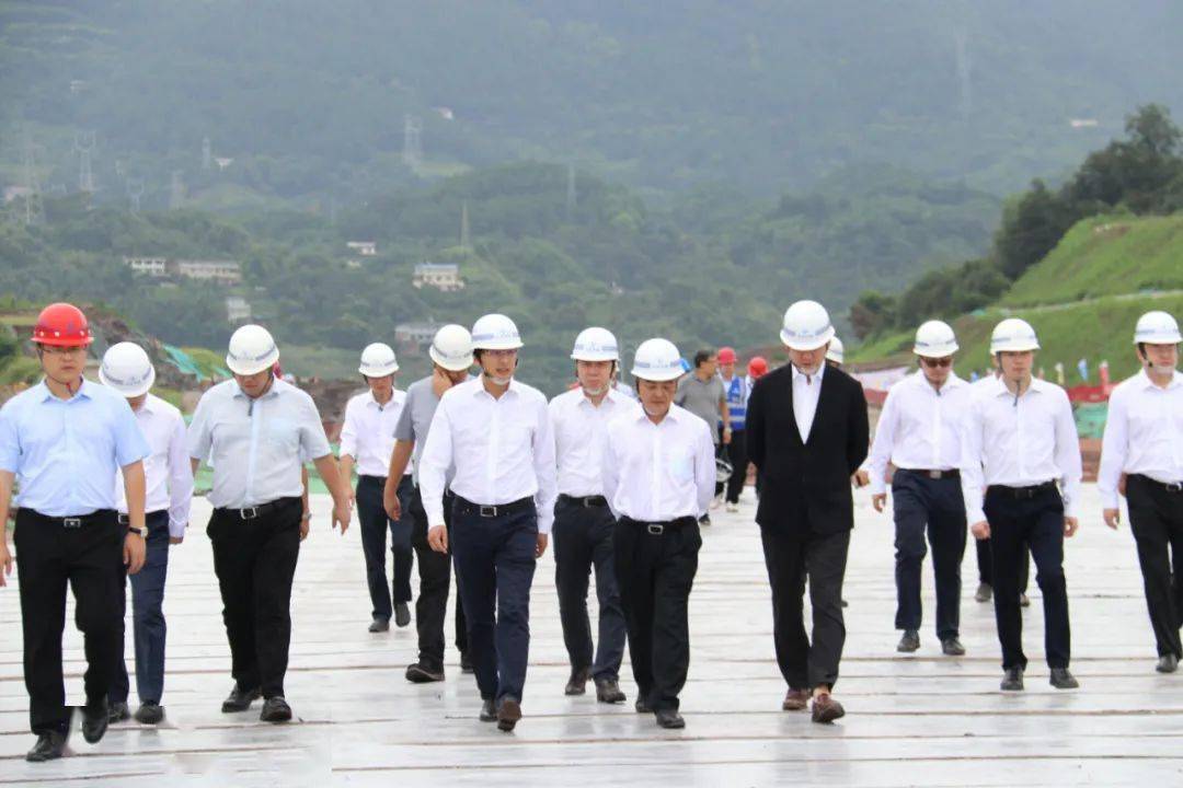 8月24日,局公司党委书记,董事长钟文炜带队到宜宾