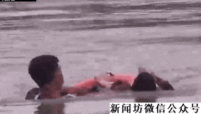 现场指挥员立即指派水下救援经验丰富的消防员携带救生圈下河救人
