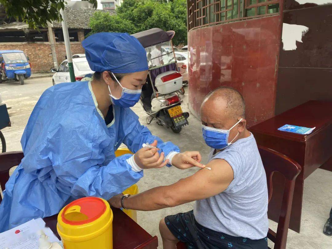 医护人员在丰乐社区疫苗接种点为群众接种新冠疫苗