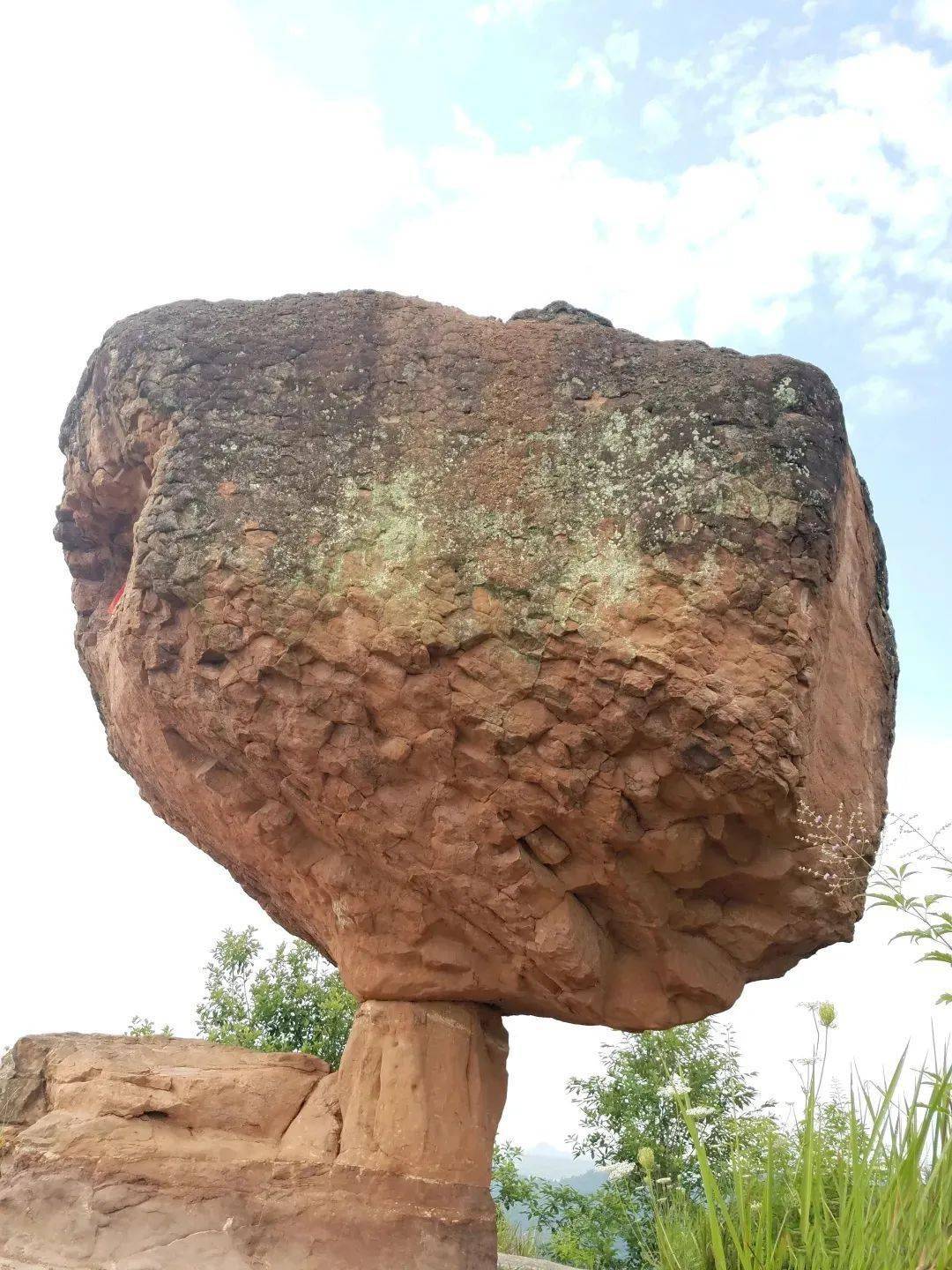 位于合川区三庙镇白鹤湖畔,是岩层差异风化的结果.