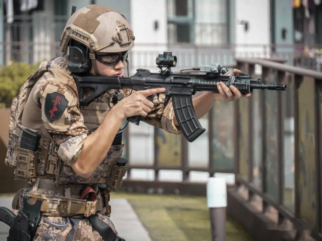 媒体放出了不少加装了战术附件和光学瞄具的qbz-191型自动步枪图片,在