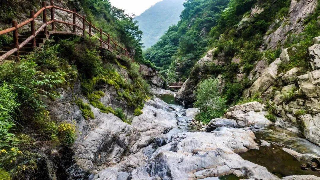 不是所有的峡谷都有这个称谓 金龙峡有着它得天独厚的自然条件 景区