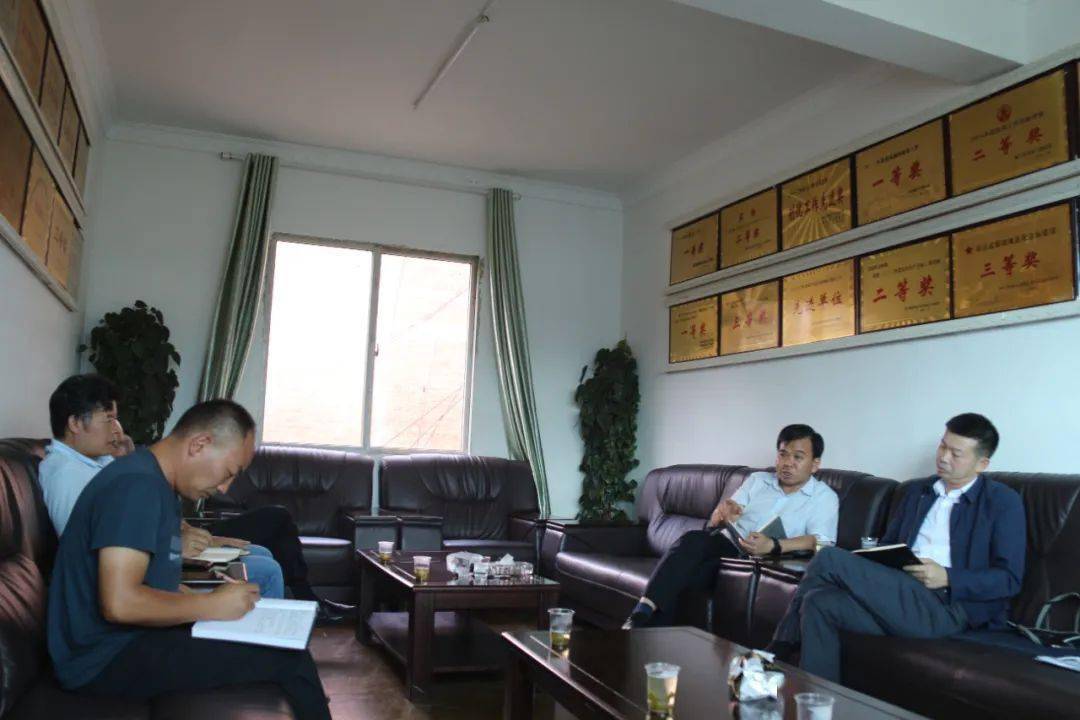 陈德奉到威宁县炉山镇,金钟镇督导新冠疫苗接种工作