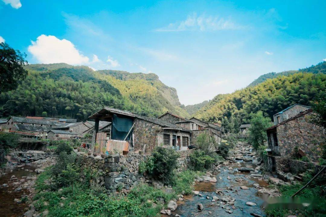 壶镇岩下石头村:村落古,影坛痴,网红旅宿落阳迟