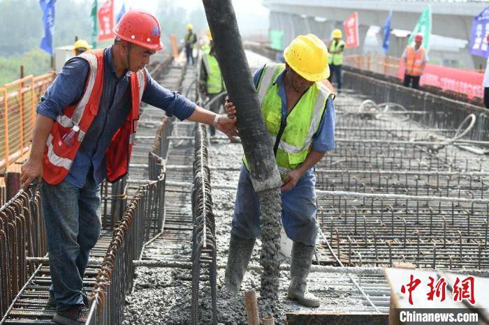 8月30日,在滁宁城际铁路一期工程二标段施工现场,两名施工人员正在