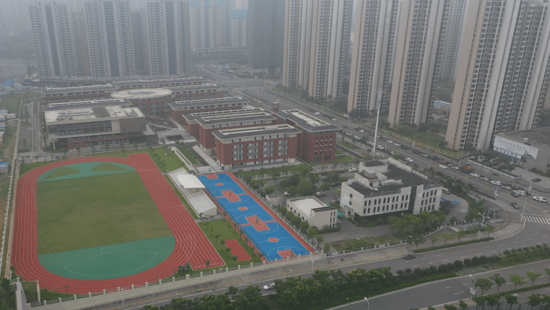 荆门市漳河新区天鹅学校位居荆门城区新中心,是漳河新区新建的一所九