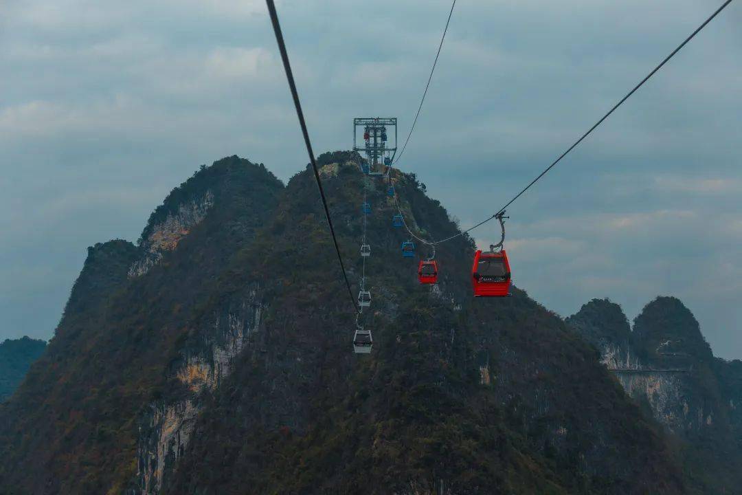 到达如意峰俯瞰美景—下山到达项链峰—体验玻璃栈道 必玩项目:观光
