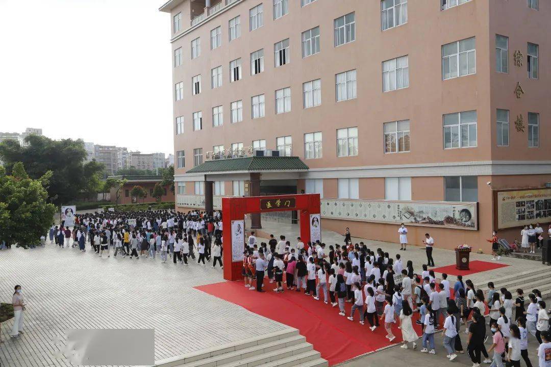 01图|学校党委委员,工会主席,办公室主任罗琰远为新生赠送书签图|学校