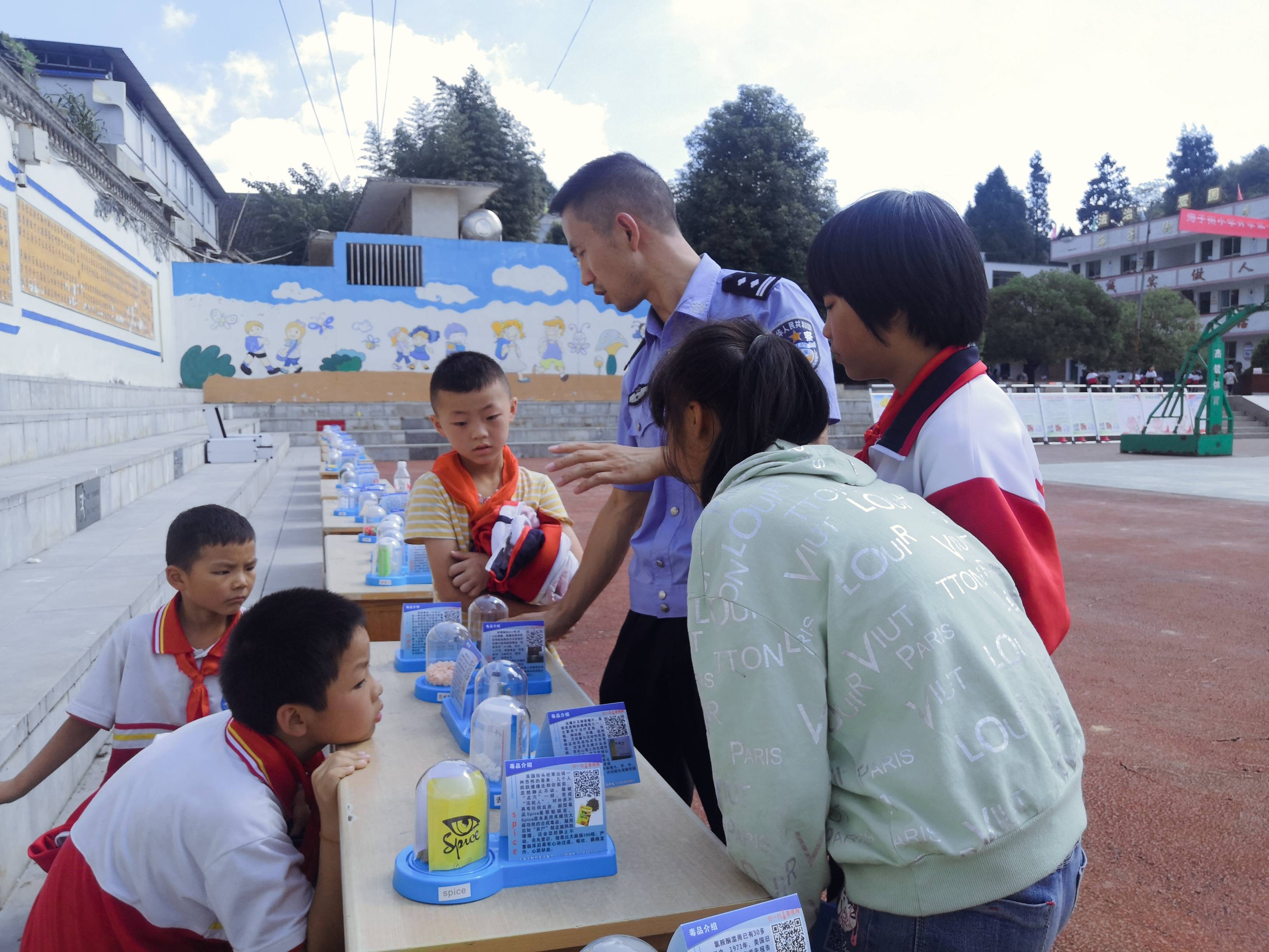 七星关区海子街小学:开学第一课 禁毒进校园