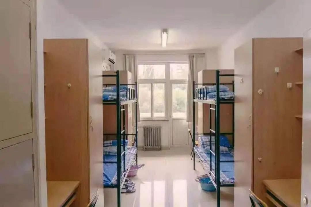 北京大学在校本科生统一入住  公寓式四人间,采用  上下铺式宿舍结构.