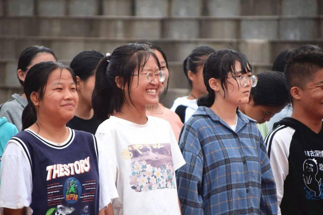 莘县一中:风雨中坚持,磨练中成长——雨中军训