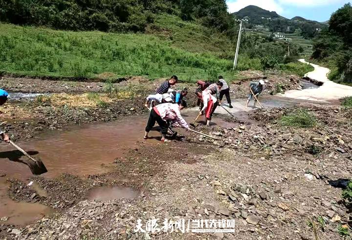 我为群众办实事暖心赫章县河镇乡有一群暴雨中的逆行者