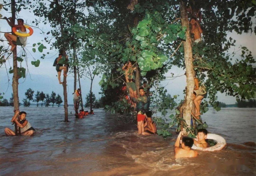 跟着影像学党史(23)|1998年抗洪救灾