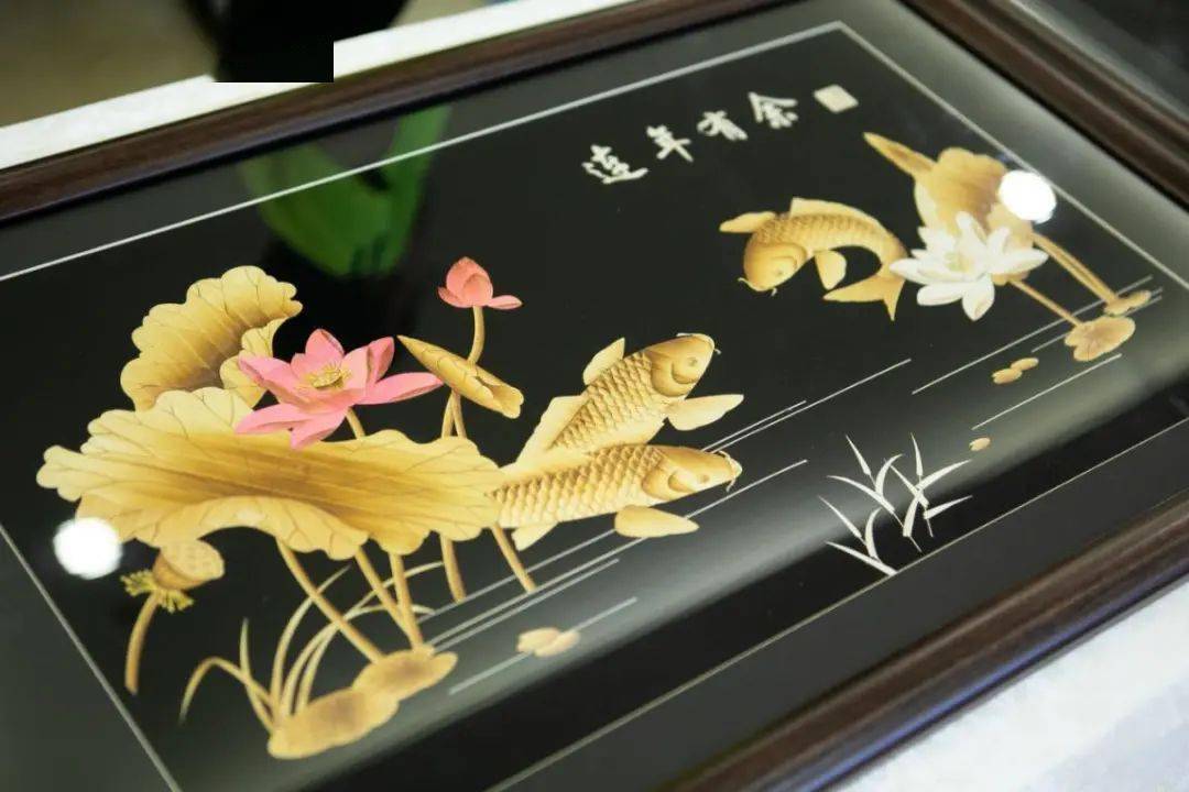 残疾人制作的芦苇画手工艺品