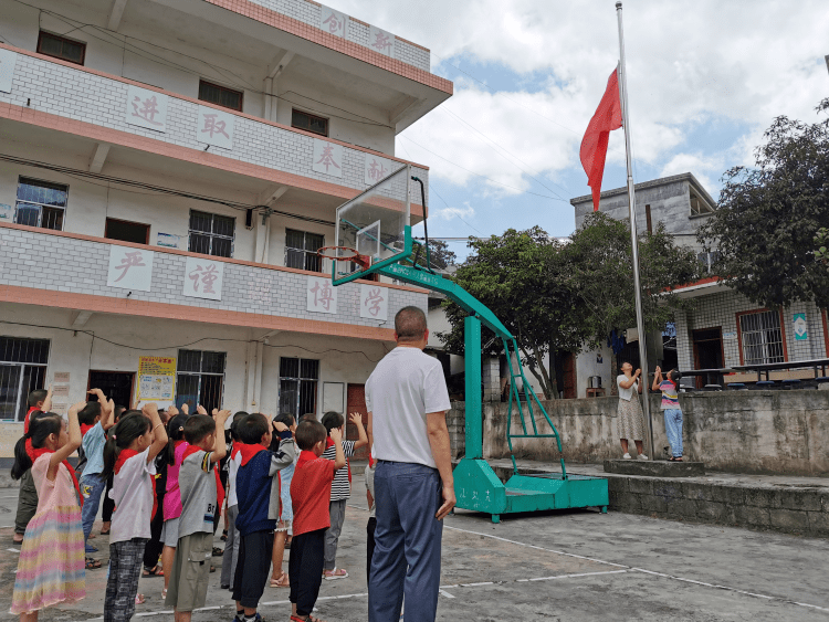 德保:大山里"夫妻学校"的坚守