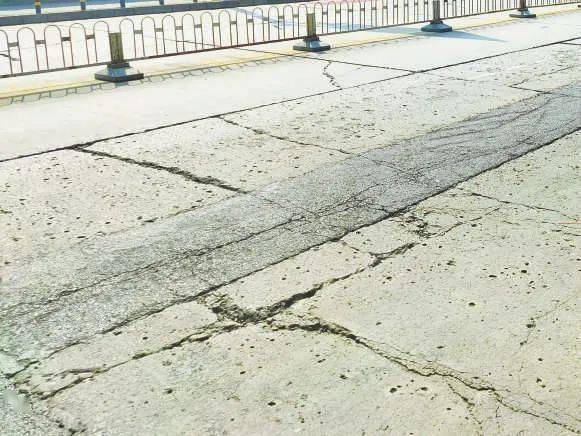 太平庄东路 | 路面破损有裂痕 存在安全隐患