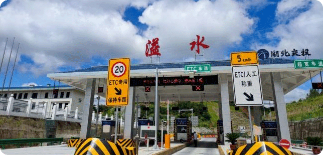 湖北十巫高速公路鲍溢段通车