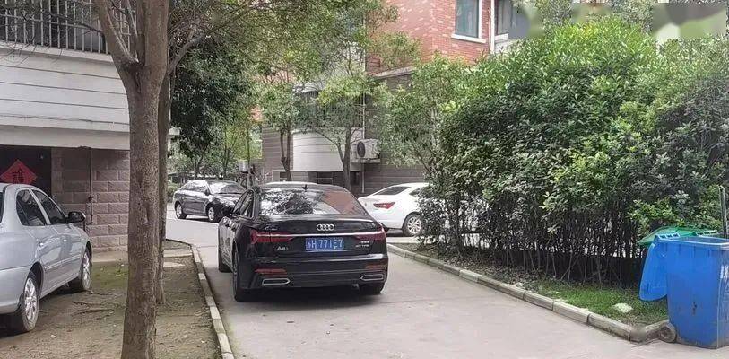 金城名门小区,不文明停车